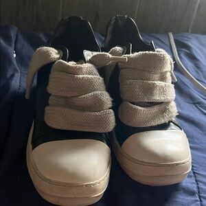 SHEIN Black and White Sneakers Modern Design